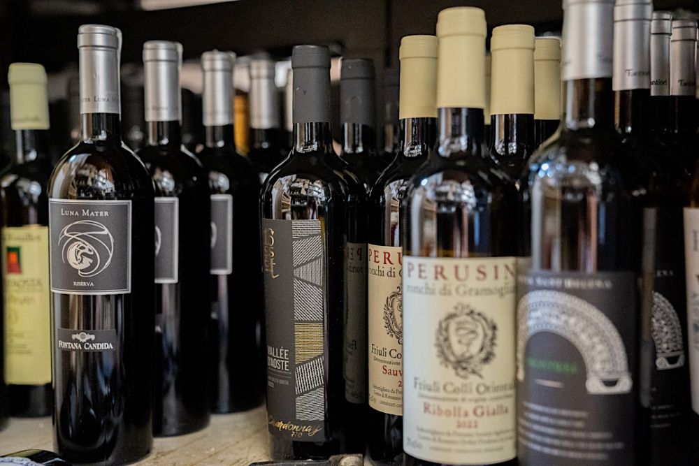 Scopri la nostra selezione di vini d'eccellenza provenienti dalle migliori cantine italiane. Vini rossi, bianchi e bollicine per abbinamenti perfetti e degustazioni indimenticabili. Vivi l'esperienza del vero gusto italiano. Scopri la nostra selezione di vini d'eccellenza provenienti dalle migliori cantine italiane. Vini rossi, bianchi e bollicine per abbinamenti perfetti e degustazioni indimenticabili. Vivi l'esperienza del vero gusto italiano.