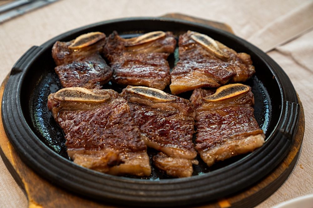La nostra carne è il frutto di un'accurata selezione per soddisfare ogni palato.
Potrete scegliere tra più di 20 tagli differenti, provenienti da ogni parte del mondo! carne di cavallo, carne danese, BlackAngus Australia, Costato Asado, Renna, Angus Argentina, Angus Uruguay La nostra carne è il frutto di un'accurata selezione per soddisfare ogni palato.
Potrete scegliere tra più di 20 tagli differenti, provenienti da ogni parte del mondo! carne di cavallo, carne danese, BlackAngus Australia, Costato Asado, Renna, Angus Argentina, Angus Uruguay